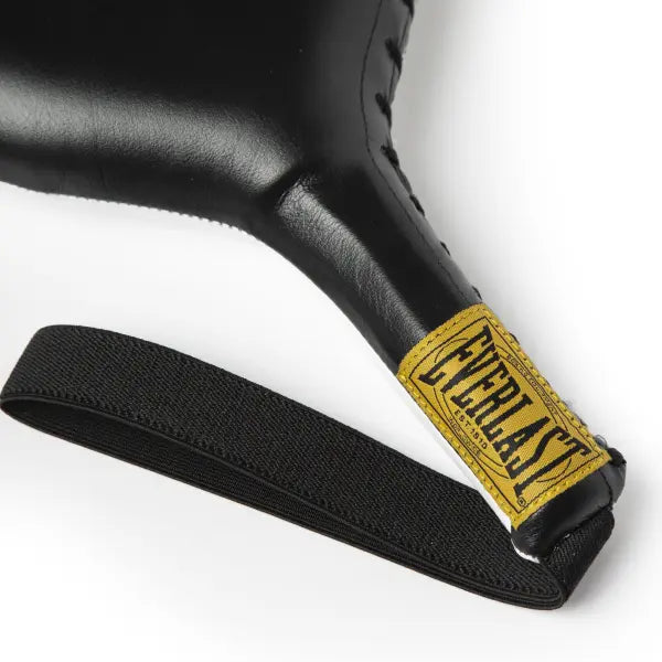 Close-up van het handvat van de zwarte Everlast paddle met geel logo en zwarte polsband voor extra grip en veiligheid.