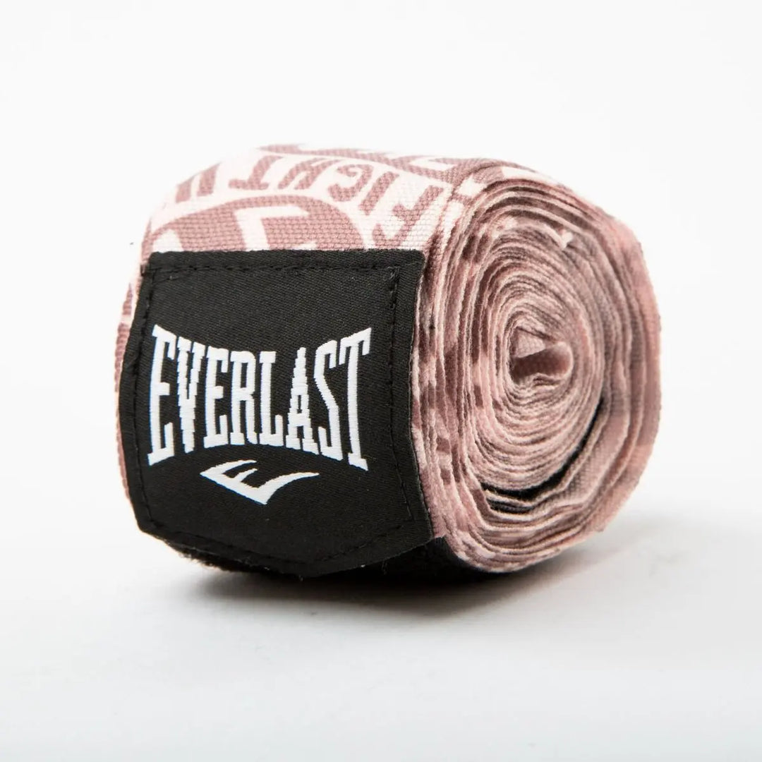 Everlast bandage Spark Printed in roze, opgerold afgebeeld met zwart Everlast label en wit logo, geschikt voor ondersteuning van handen en polsen tijdens bokstraining.