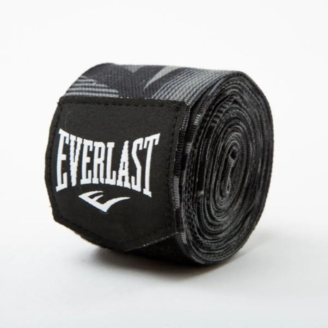 Everlast bandage Spark Printed in zwart, opgerold weergegeven met wit Everlast logo, geschikt voor ondersteuning en bescherming van handen en polsen tijdens bokstraining.