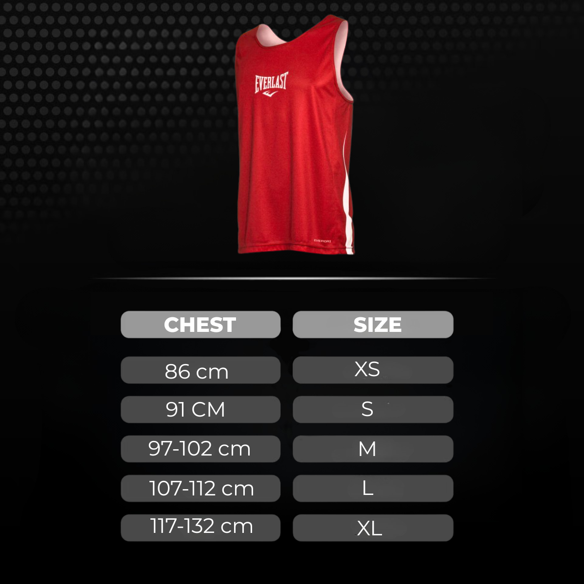 Maattabel voor het rode Everlast boksshirt met borstomvang en bijbehorende maten XS tot XL. De afbeelding helpt boksers en kickboksers de juiste maat te kiezen voor trainingen en wedstrijden.