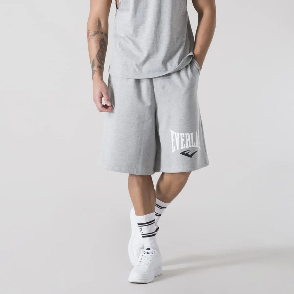 Lifestyle afbeelding van de Everlast Lounge Shorts Grijs met een relaxte pasvorm en het iconische Everlast-logo op de broekspijp. Perfect voor comfort voor of na bokstraining.