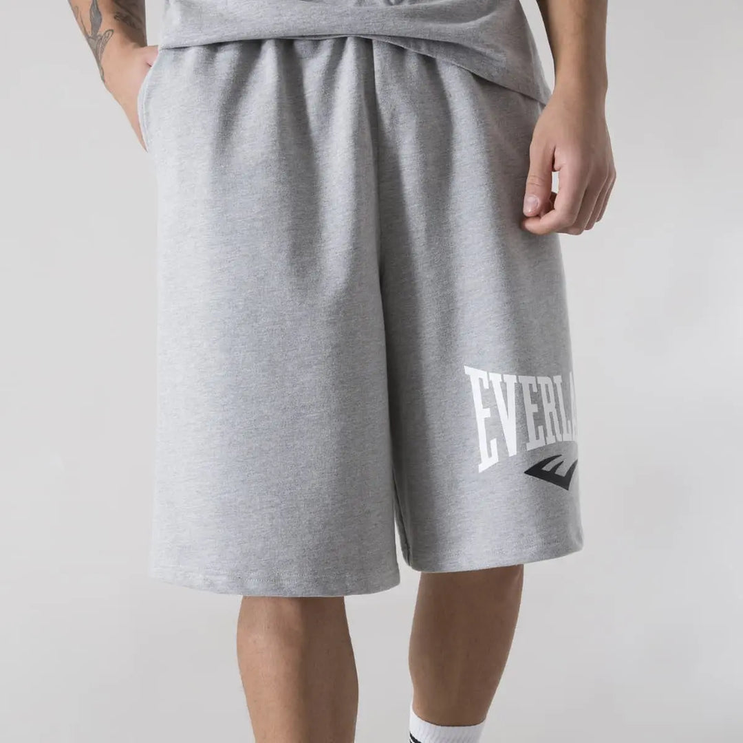 Vooraanzicht van de Everlast Lounge Shorts Grijs met een comfortabele pasvorm en Everlast-logo op de broekspijp. Ideaal om te dragen voor of na bokstraining en tijdens ontspannen momenten.