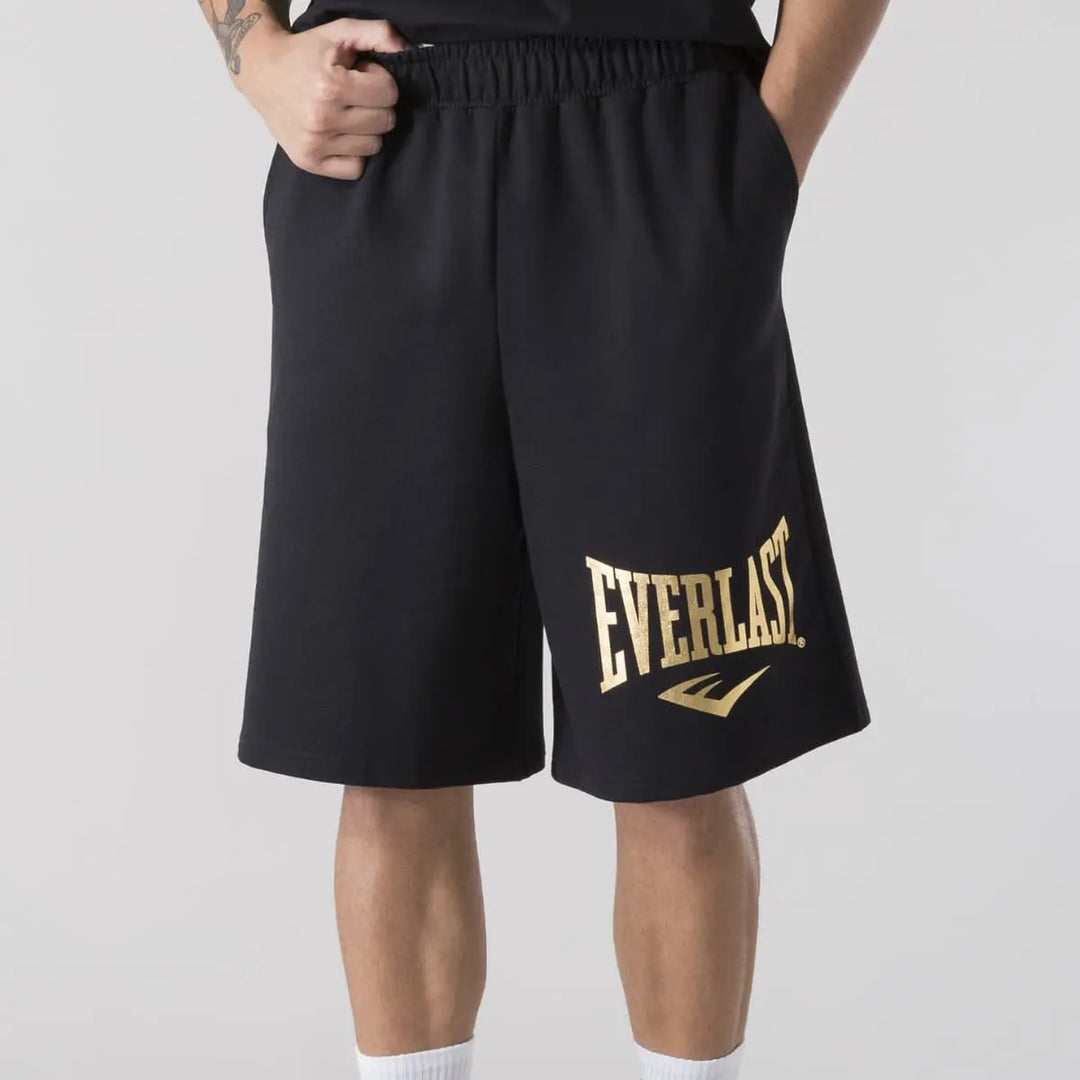 Vooraanzicht van de Everlast Lounge Shorts Zwart met elastische tailleband en groot Everlast-logo op de broekspijp. Comfortabele shorts voor bokstraining, warming-up of ontspannen momenten.