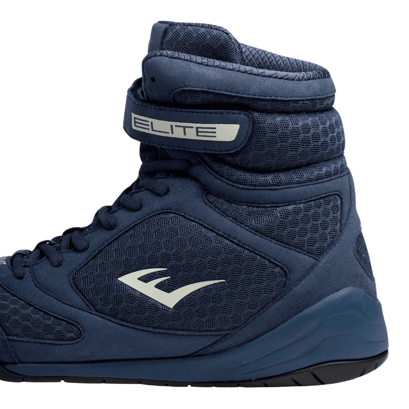 Zijkant van een blauwe Everlast Elite 2 boksschoen, voorzien van een enkelband met 'Elite' erop en het Everlast-logo in wit, voor een stijlvolle en functionele look.
