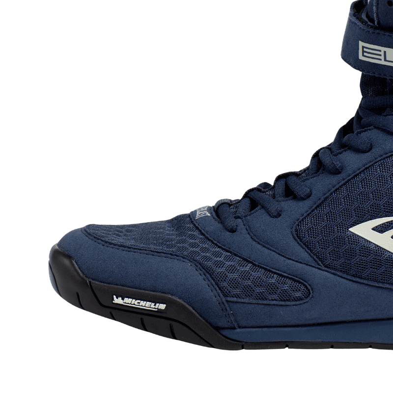 Close-up van de voorkant van een blauwe Everlast Elite 2 boksschoen, met een stevig en flexibel ontwerp voor maximale bewegingsvrijheid.