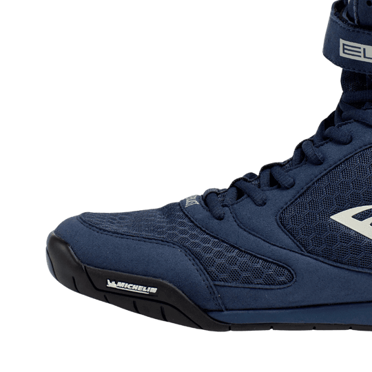 Close-up van de voorkant van een blauwe Everlast Elite 2 boksschoen, met een stevig en flexibel ontwerp voor maximale bewegingsvrijheid.