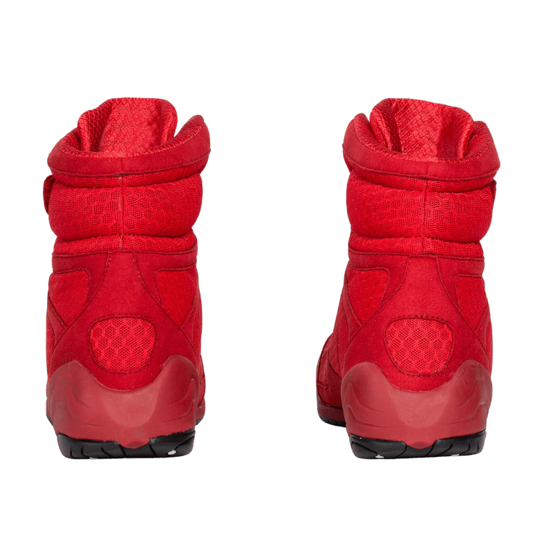 De achterkant van een paar rode Elite 2 boksschoenen, met een stevige hielconstructie en een gewatteerde enkelsteun voor extra stabiliteit tijdens het boksen.