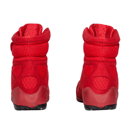 De achterkant van een paar rode Elite 2 boksschoenen, met een stevige hielconstructie en een gewatteerde enkelsteun voor extra stabiliteit tijdens het boksen.