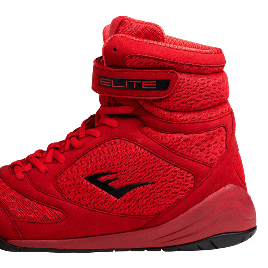 Zijkant van een rode Elite 2 boksschoen, met een enkelband waarop 'Elite' staat en het Everlast-logo in zwart, voor een combinatie van stijl en functionaliteit.