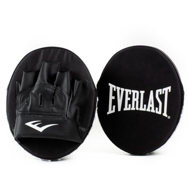 Zwarte Everlast punch mitts met witte logo-opdruk; de ene zijde toont het handvatgedeelte met vingeropeningen en de andere zijde het vlakke slagoppervlak.