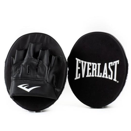 Zwarte Everlast punch mitts met witte logo-opdruk; de ene zijde toont het handvatgedeelte met vingeropeningen en de andere zijde het vlakke slagoppervlak.