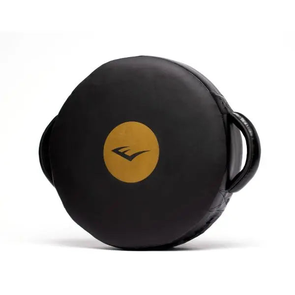 Zwart rond Everlast Elite punch shield met goudkleurige targetcirkel en Everlast-logo in het midden, voorzien van stevige zijhandgrepen.