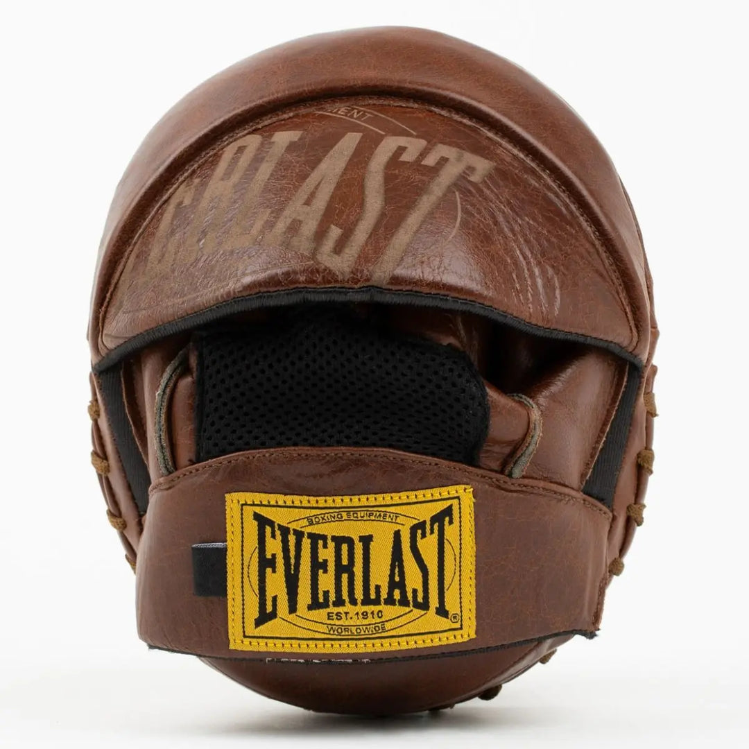 Everlast 1910 focus mitt in bruin leer, met zwarte mesh handinzet en geel Everlast-logo op de polsband. Vooraanzicht van de pad.