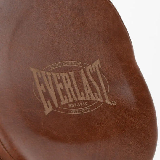 Close-up van een bruine Everlast focus mitt van leer met het Everlast-logo en de tekst "Boxing Equipment Est. 1910 Worldwide