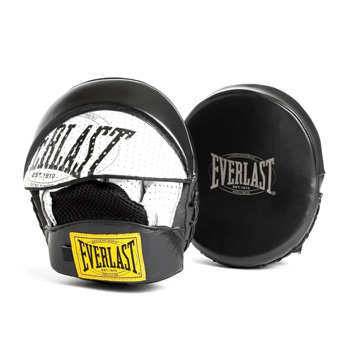 Recht van achter gefotografeerde zwarte Everlast 1910 focus mitt met geel Everlast-logo en ventilerend meshpaneel boven de handopening, op een witte achtergrond