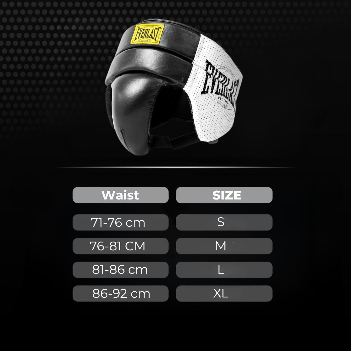 Maattabel voor de zwart-witte Everlast hoofdbeschermer met tailleomtrek en bijbehorende maten S tot XL. De afbeelding helpt boksers en kickboksers de juiste maat te kiezen voor bescherming tijdens trainingen en wedstrijden.