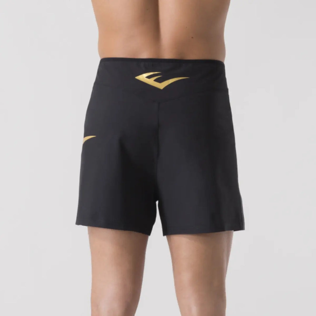 Achteraanzicht van zwart Everlast MMA broekje met subtiele goudkleurige details op de tailleband en zijkant.
