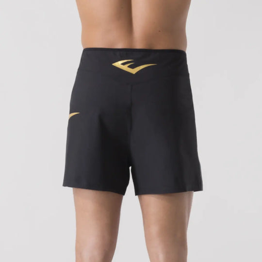 Achteraanzicht van zwart Everlast MMA broekje met subtiele goudkleurige details op de tailleband en zijkant.