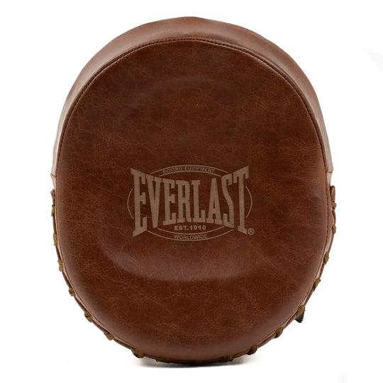 Vooraanzicht van de Everlast 1910 focus mitt in bruin leer met het Everlast-logo centraal op het slagvlak.