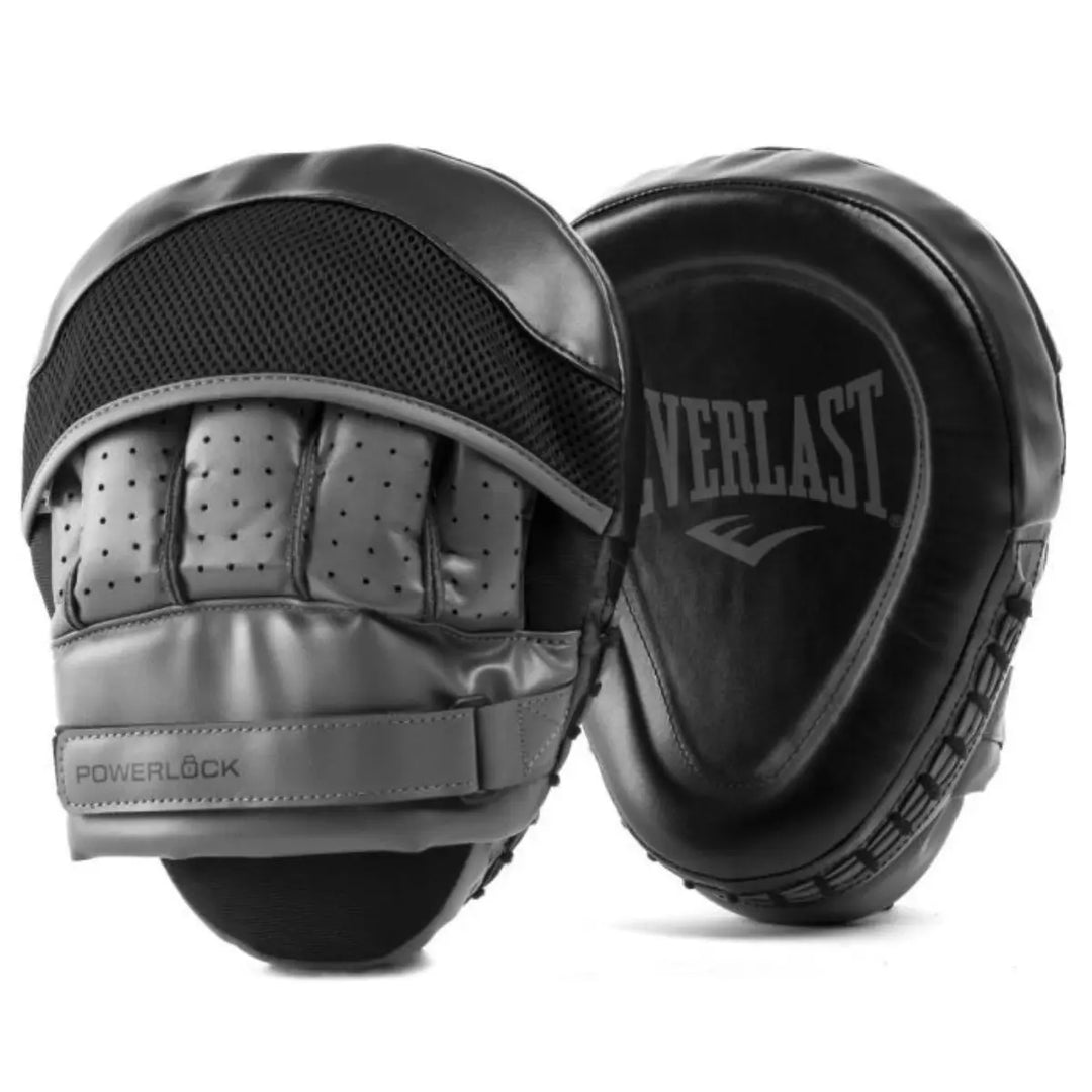 Everlast Powerlock Pro focus mitts in zwart en grijs, met geperforeerde handpads en stevig slagvlak met logo.