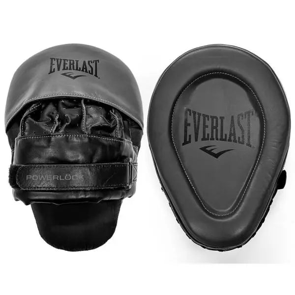 Zwarte Everlast Powerlock Pro focus mitts met grijze details, voorkant met slagvlak en achterkant met handvat en polsband.