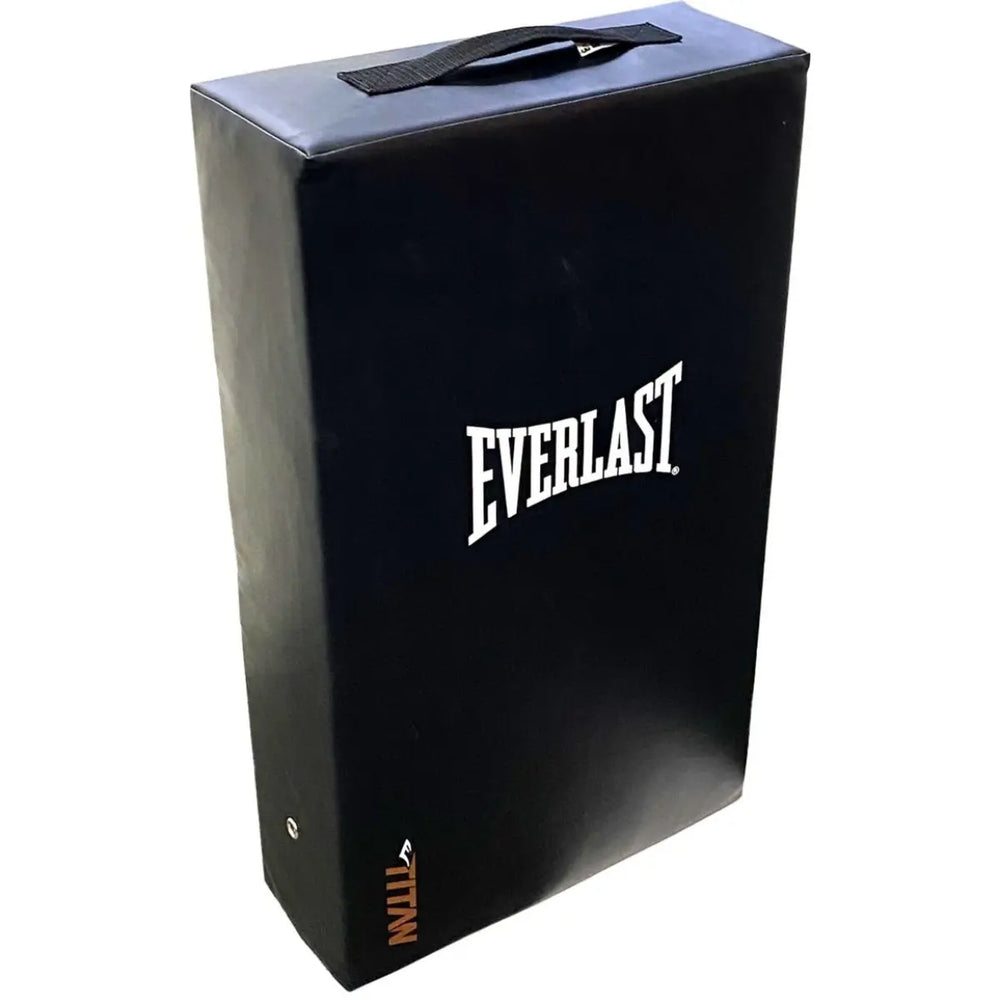 Zwarte Everlast Titan kick shield met wit logo en draaglus aan de bovenkant, gefotografeerd vanuit een hoek tegen een witte achtergrond