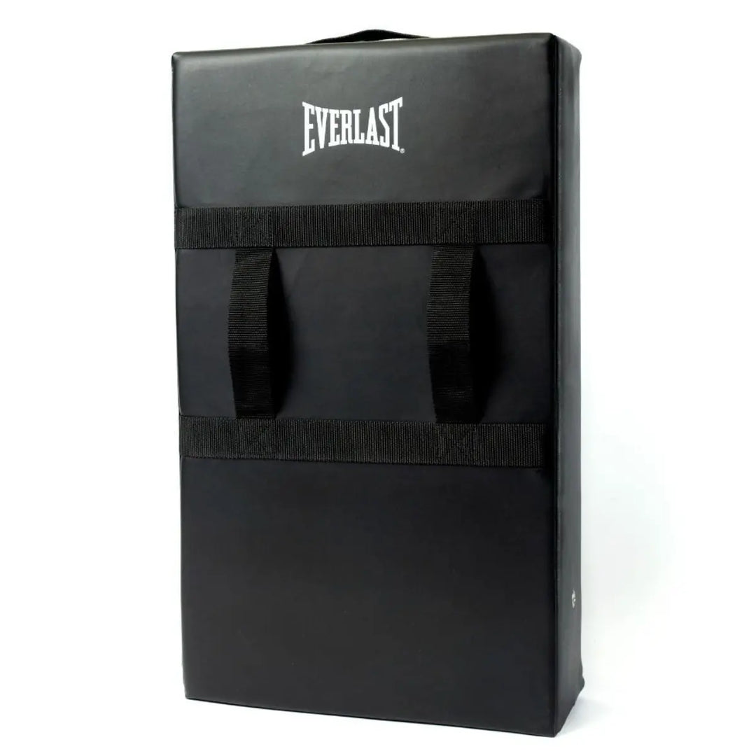 Achterzijde van de zwarte Everlast Titan kick shield met twee stevige handgrepen en wit logo bovenaan, gefotografeerd tegen een witte achtergrond