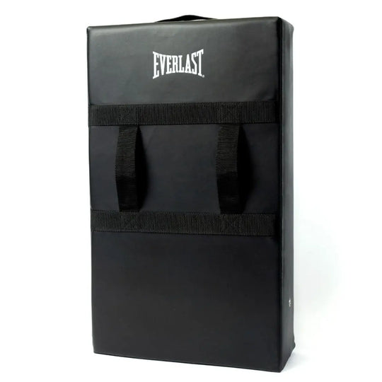 Achterzijde van de zwarte Everlast Titan kick shield met twee stevige handgrepen en wit logo bovenaan, gefotografeerd tegen een witte achtergrond