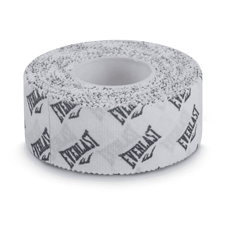 Een rol witte sporttape van het merk Everlast, bedrukt met herhaalde zwarte logo's van Everlast. De tape is opgerold en staat op een witte achtergrond, klaar voor gebruik bij sportactiviteiten of het inpakken van handen voor vechtsporttraining.
