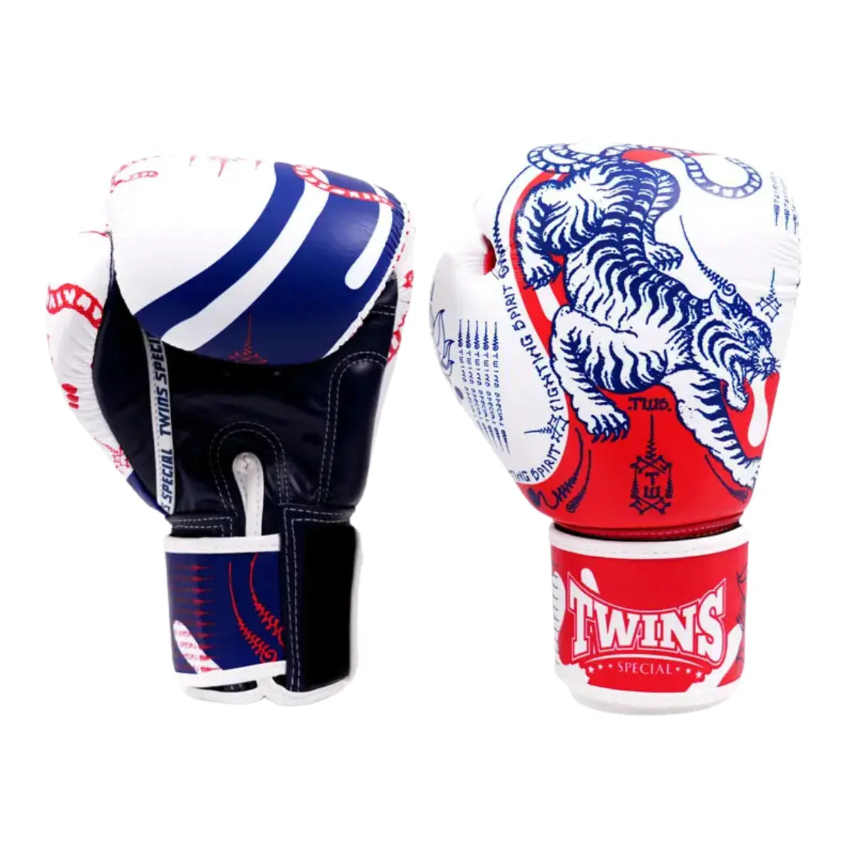 Voor- en achteraanzicht van opvallende Twins Special bokshandschoenen met een krachtig Yant-design. De handschoenen combineren rood, wit en blauw met een gedetailleerde tijgerprint en traditionele Thaise symbolen. De stevige klittenbandsluiting en herkenbare Twins-branding zorgen voor een authentieke uitstraling en betrouwbare ondersteuning tijdens intensieve trainingen.