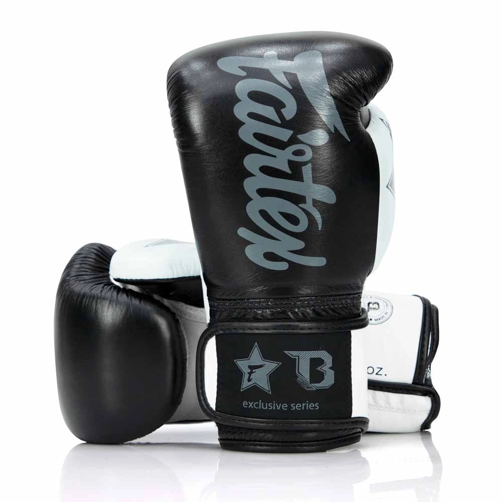 Fairtex bokshandschoenen zwart wit met blauw accent en premium afwerking