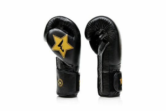 Zijkant van Fairtex bokshandschoenen met ergonomisch ontwerp voor optimale pasvorm