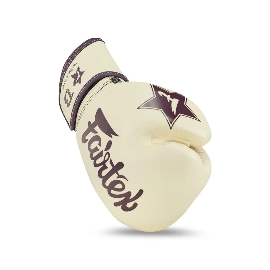 Detail van Fairtex bokshandschoen in crème met logo en sterke afwerking