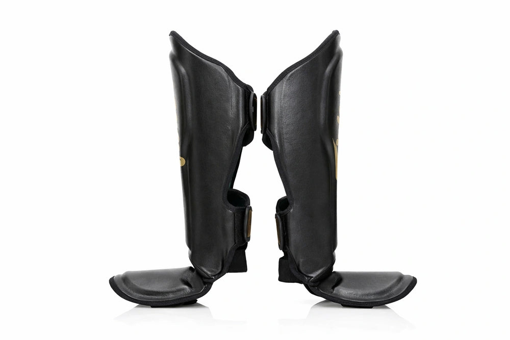 Zijkant van Fairtex scheenbeschermers met ergonomische pasvorm voor kickboksen en Muay Thai