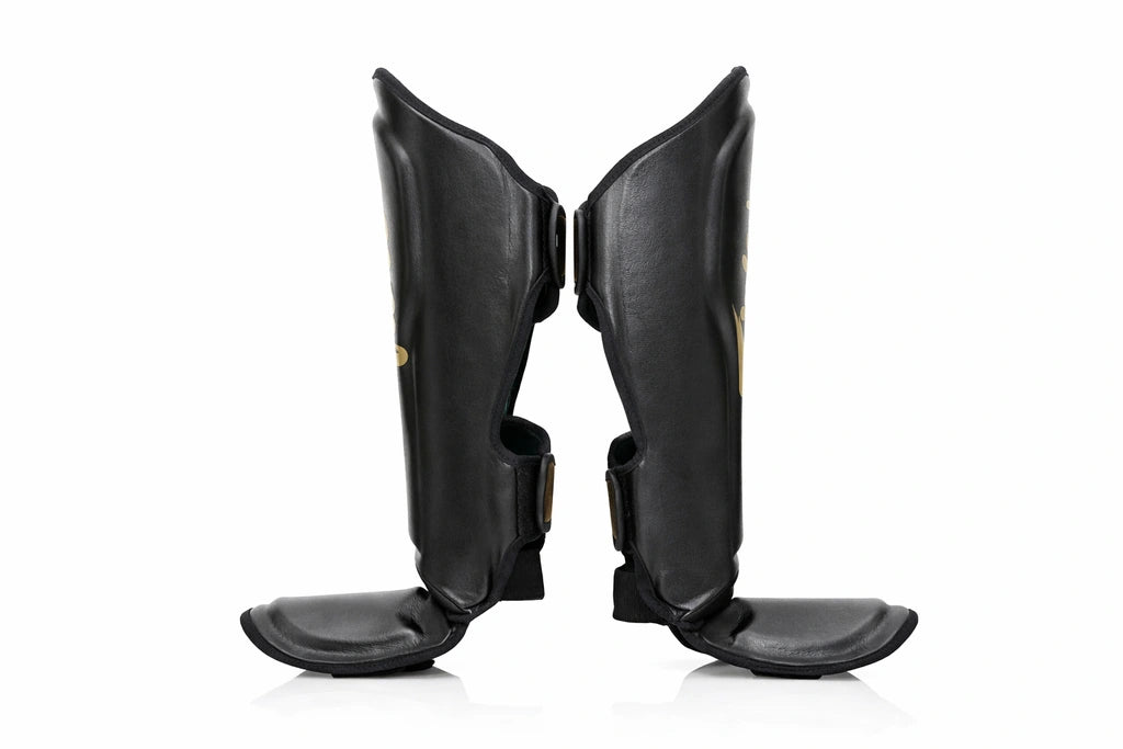 Zijkant van Fairtex scheenbeschermers met ergonomische pasvorm voor kickboksen en Muay Thai