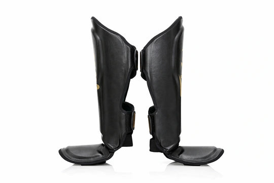 Zijkant van Fairtex scheenbeschermers met ergonomische pasvorm voor kickboksen en Muay Thai