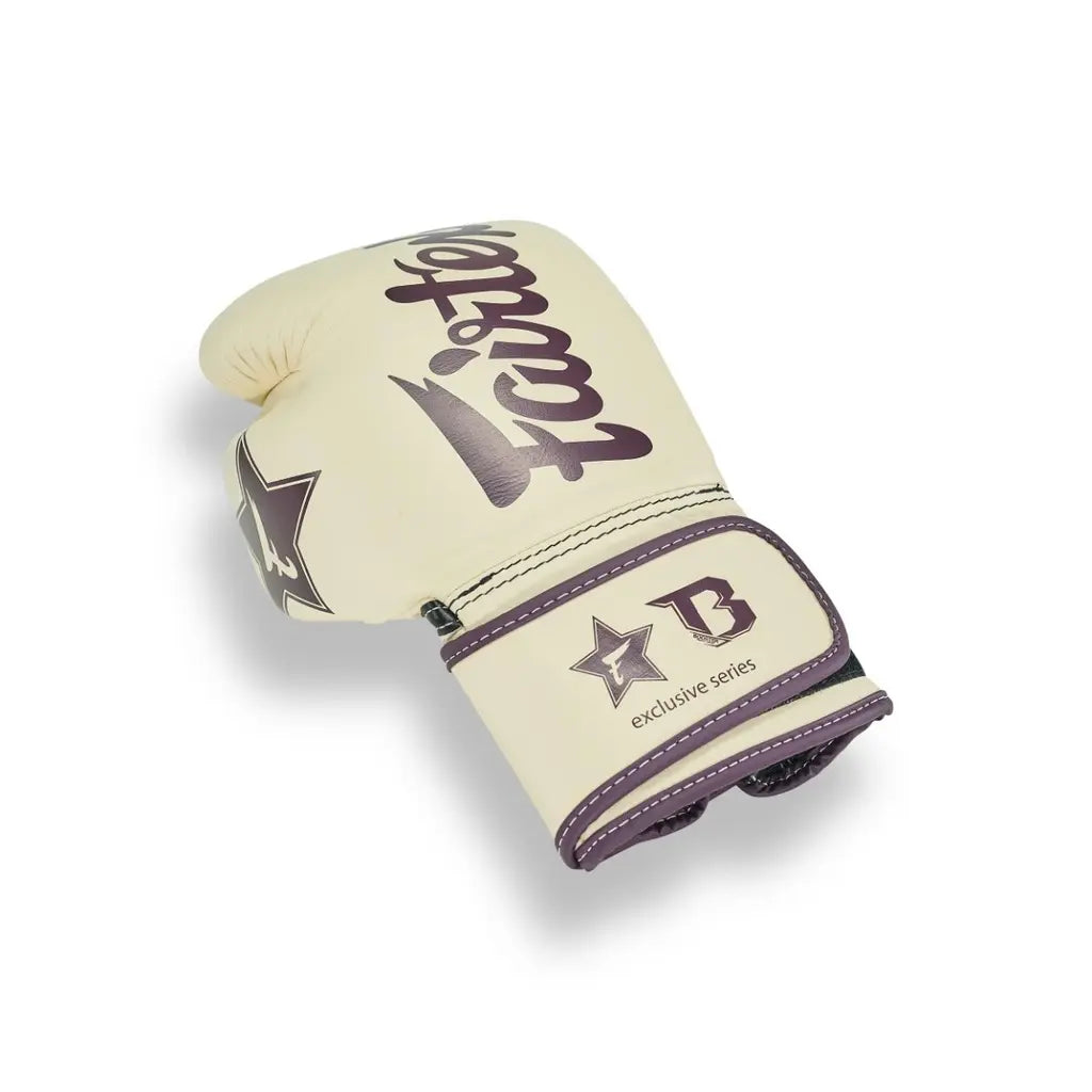 Fairtex bokshandschoen in crème kleur vanuit schuin perspectief met stevige polssluiting