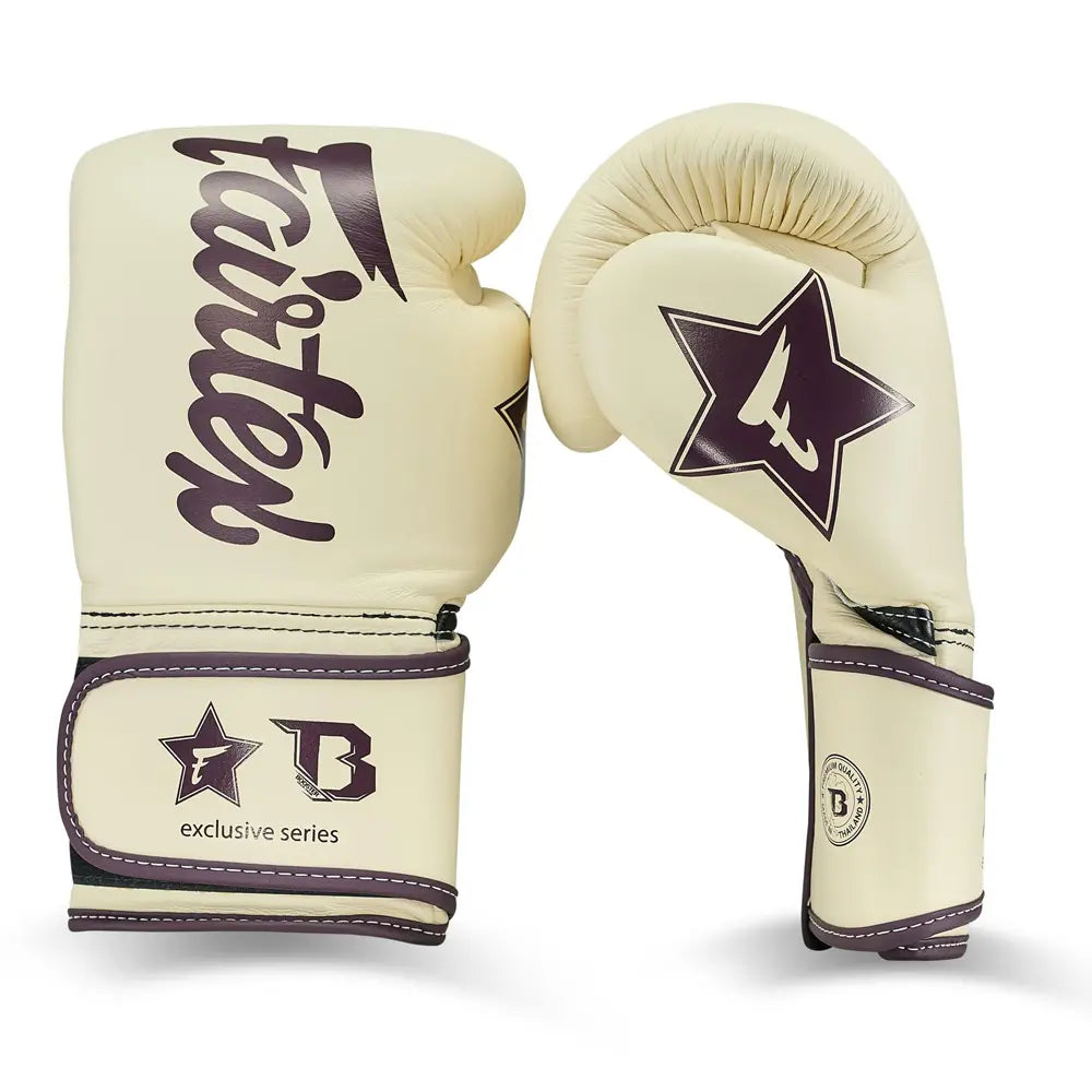 Voor en zijkant van de fairtex creme bokshandschoenen. 