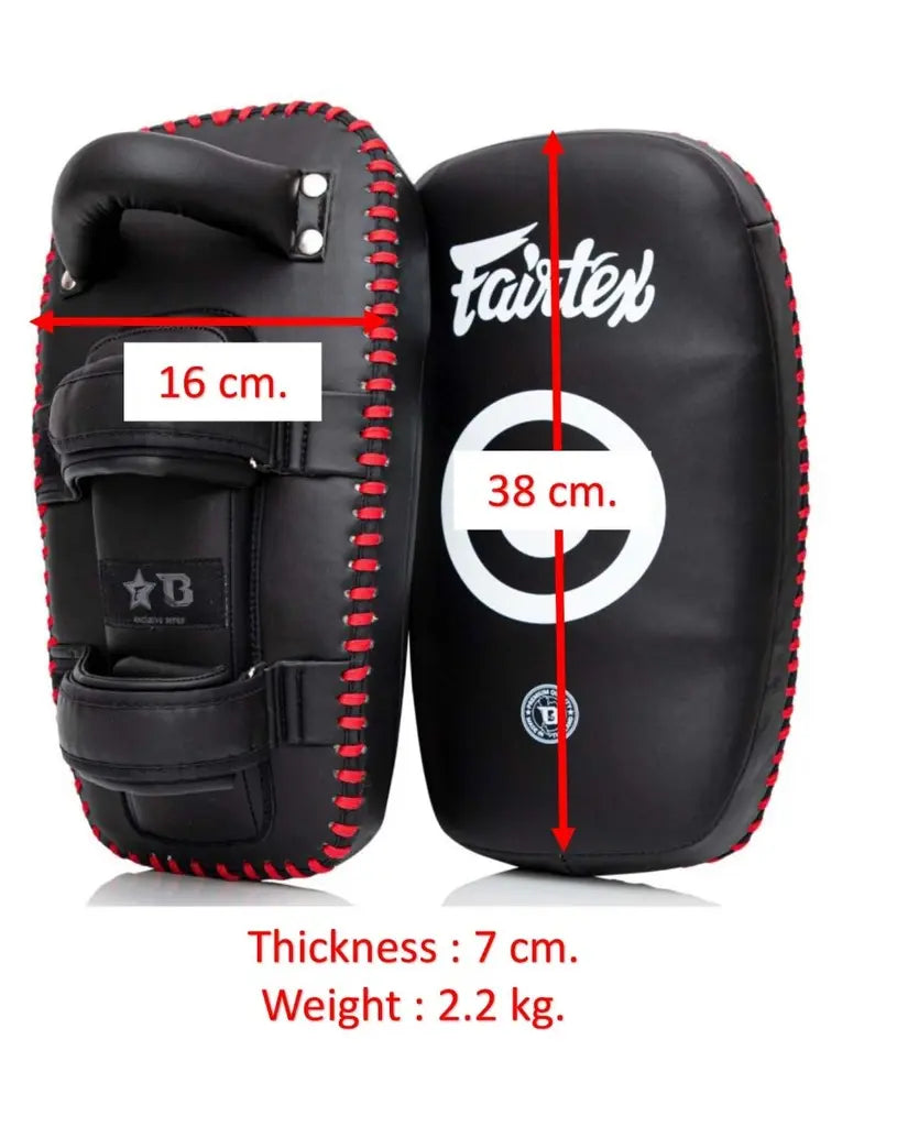 Fairtex Kick Pad Zwart Rood met duidelijke afmetingen: 38 cm hoog, 16 cm breed, 7 cm dik en een gewicht van 2,2 kg. De zwarte leren pad met rode stiksels toont een witte targetcirkel voor precisietraining.