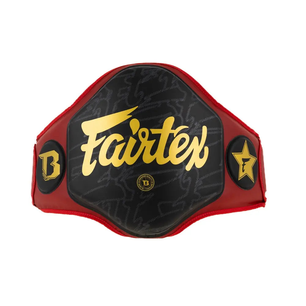 Fairtex body protector in rood met zwart middenvlak en goudkleurig logo, voorzien van Booster- en Fairtex-emblemen voor professionele bokstraining.