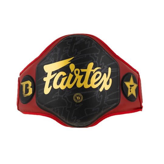 Fairtex body protector in rood met zwart middenvlak en goudkleurig logo, voorzien van Booster- en Fairtex-emblemen voor professionele bokstraining.
