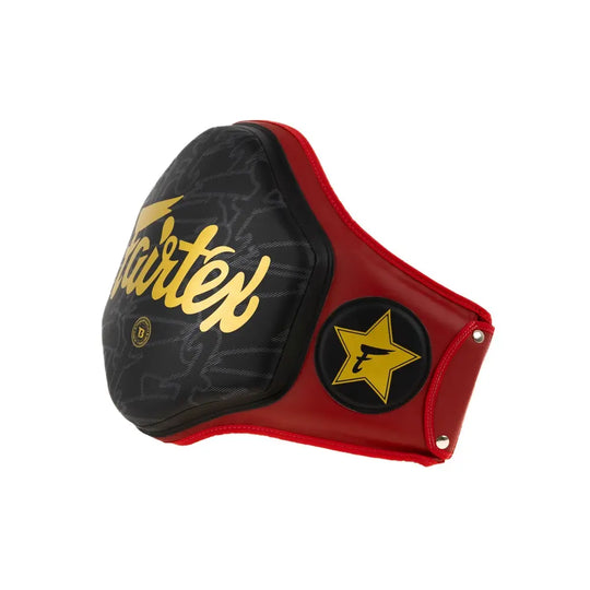Zijaanzicht van de Fairtex body protector in rood en zwart met gouden logo’s en sterdetail, ontworpen voor maximale impactbescherming tijdens bokstrainingen.