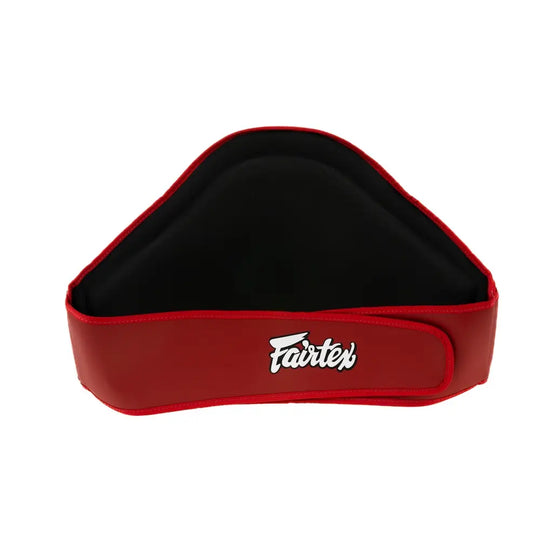 Achterzijde van de Fairtex body protector in rood met zwart binnenwerk en wit Fairtex-logo, voorzien van verstelbare sluiting voor stevige pasvorm tijdens trainingen.