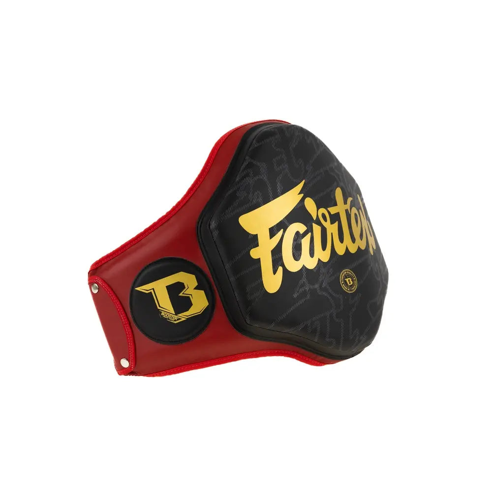 Fairtex body protector in rood en zwart met gouden logo’s, Booster-embleem en stalen knoppen aan de zijkant, ontworpen voor intensieve bokstraining en bescherming van de romp.