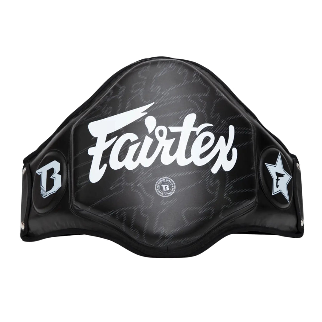 Zwarte Fairtex buikbeschermer met wit logo en beschermende padding aan de voorkant en zijkanten. De stevige vorm en brede pasvorm maken de body protector geschikt voor kickboksen, Muay Thai en intensieve trap- en stoottrainingen.
