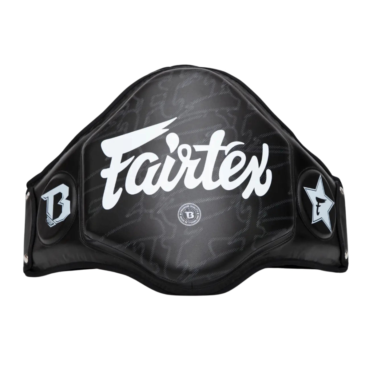 Zwarte Fairtex buikbeschermer met wit logo en beschermende padding aan de voorkant en zijkanten. De stevige vorm en brede pasvorm maken de body protector geschikt voor kickboksen, Muay Thai en intensieve trap- en stoottrainingen.