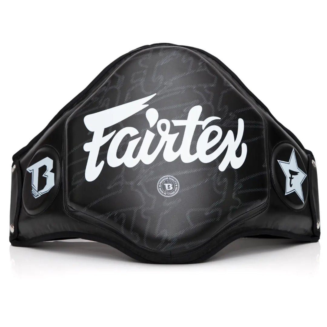 Zwarte Fairtex body protector met witte logo’s van Fairtex en Booster, ontworpen voor intensieve bokstrainingen met optimale bescherming van romp en buik.