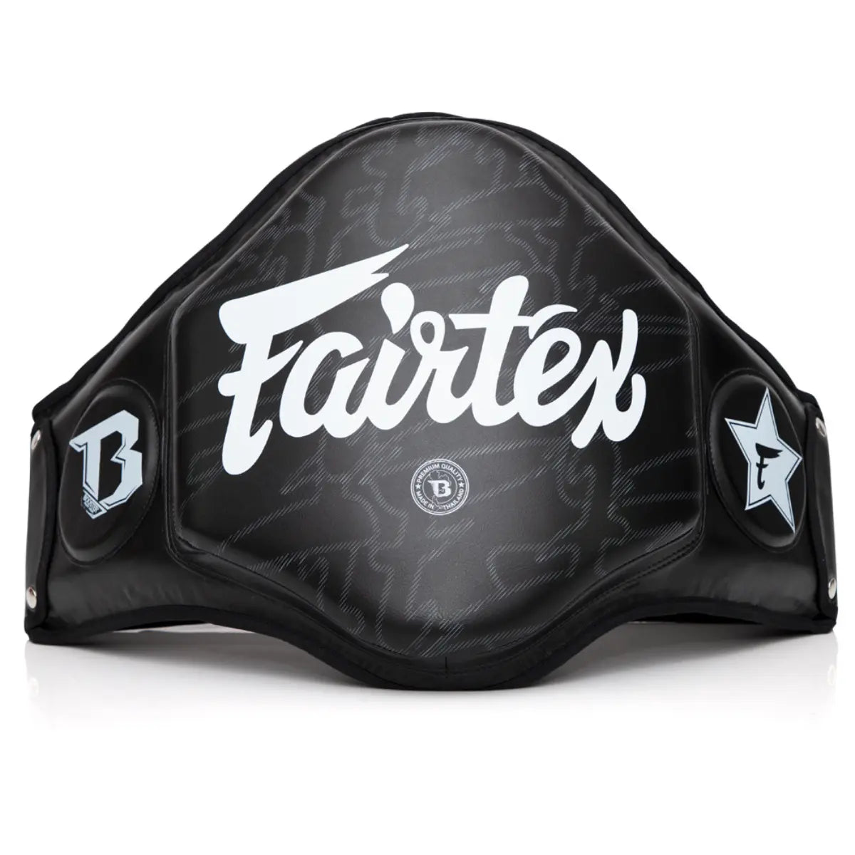 Zwarte Fairtex body protector met witte logo’s van Fairtex en Booster, ontworpen voor intensieve bokstrainingen met optimale bescherming van romp en buik.