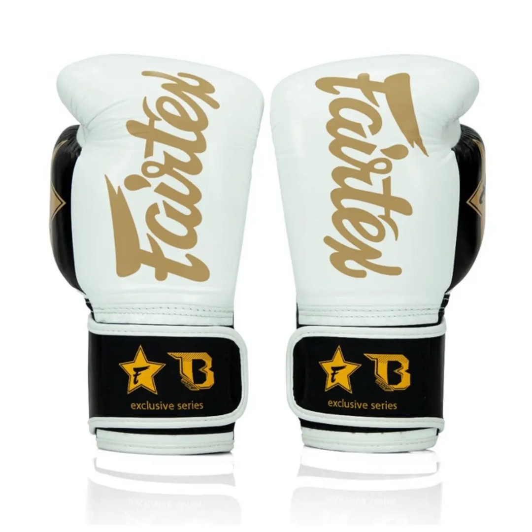 Vooraanzicht van de Fairtex Bokshandschoenen Exclusive Series in wit-goud met zwarte details. De handschoenen tonen het iconische Fairtex-logo en het “Exclusive Series”-embleem, symbool voor premium kwaliteit en stijlvolle bescherming tijdens bokstrainingen.