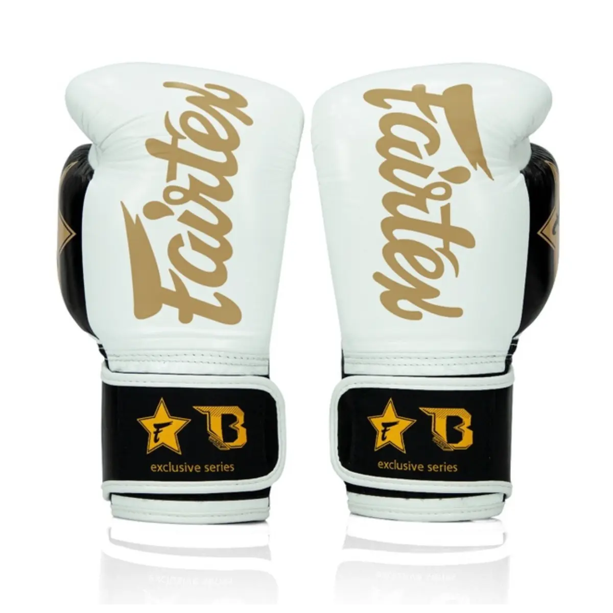 Vooraanzicht van de Fairtex Bokshandschoenen Exclusive Series in wit-goud met zwarte details. De handschoenen tonen het iconische Fairtex-logo en het “Exclusive Series”-embleem, symbool voor premium kwaliteit en stijlvolle bescherming tijdens bokstrainingen.